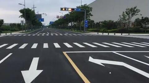 蘇州停車位劃線廠家解讀，道路交通標志牌通常布置在什么區域？